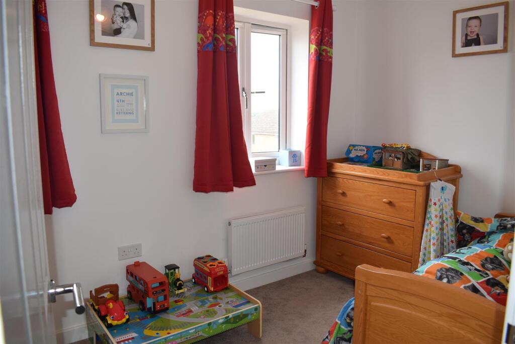 39 Junction Way small bedroom.jpg