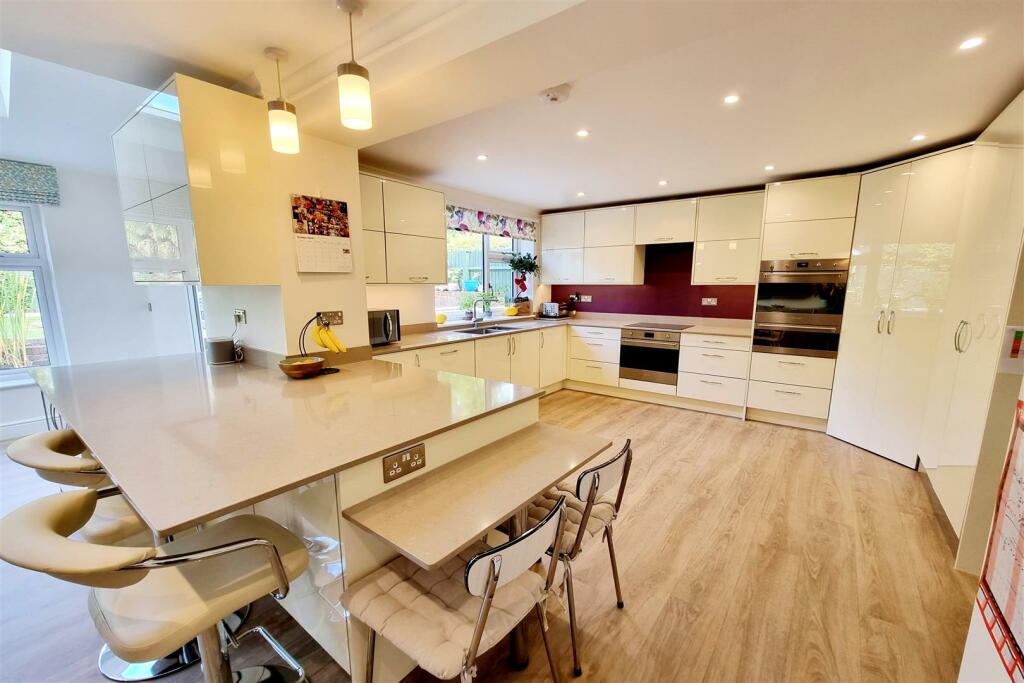LUXURY FITTED KITCHEN/DINER: