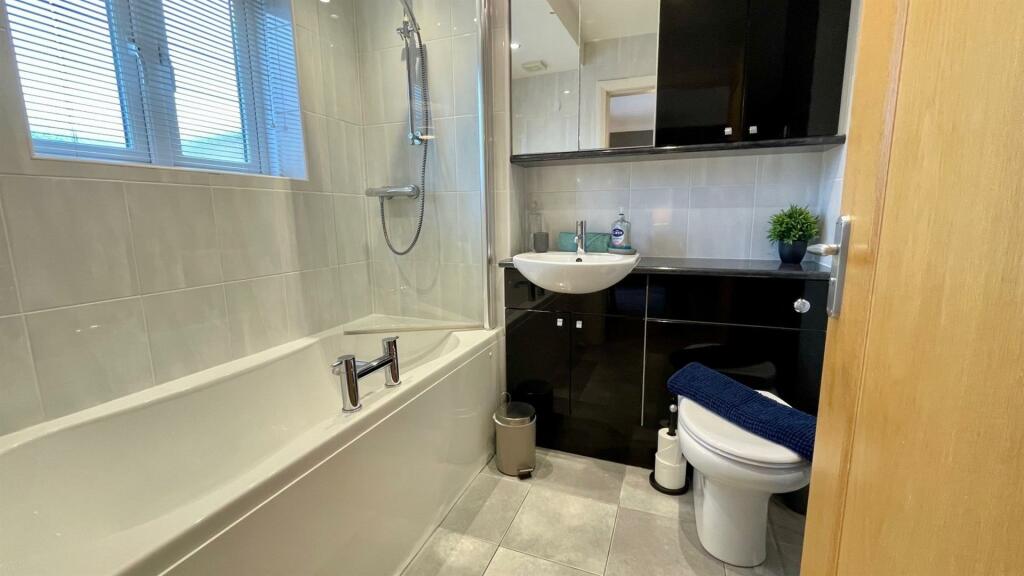EN-SUITE FULY TILED