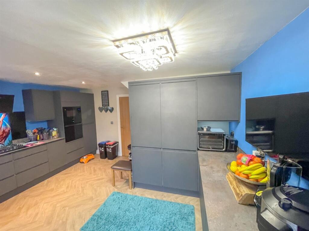 Kitchen / Breakfast Room