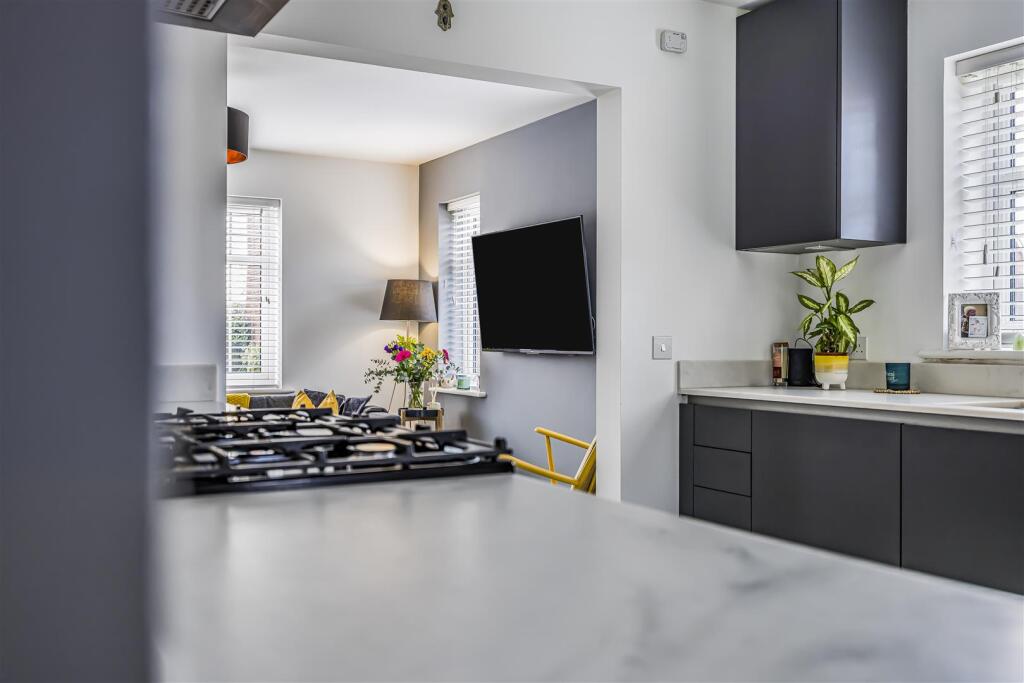 4 West Brook View, Emsworth-PorticoMarketing-SoldB