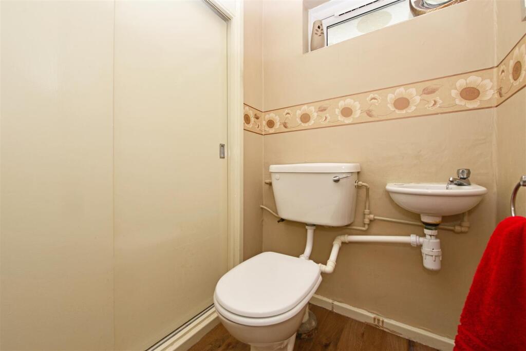 Cloakroom / WC: