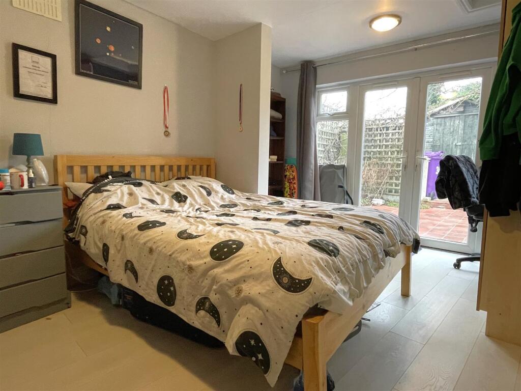 BEDROOM / STUDY