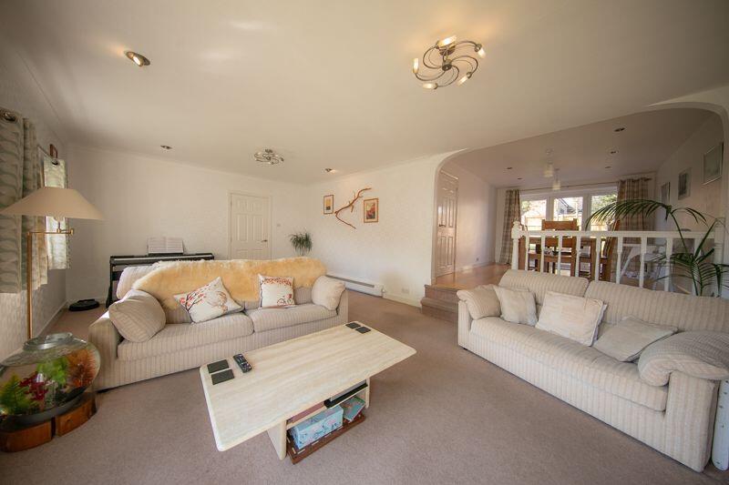 Lounge &amp; dining room