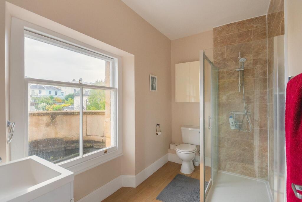 1V6WCM - Bathroom E.jpg