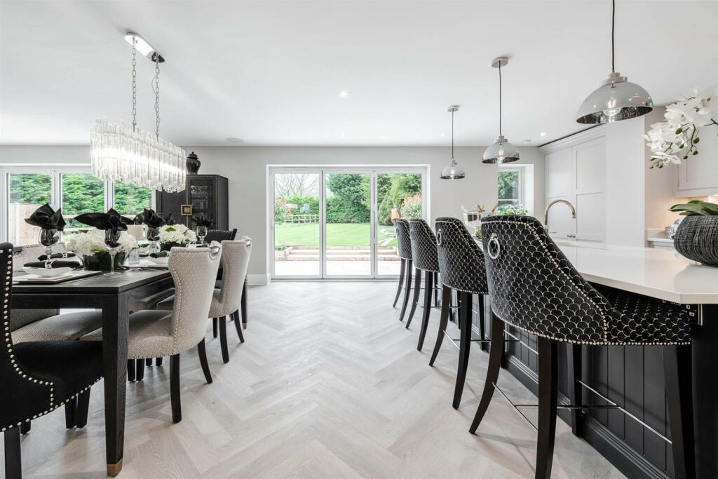 Kitchen/Dining area