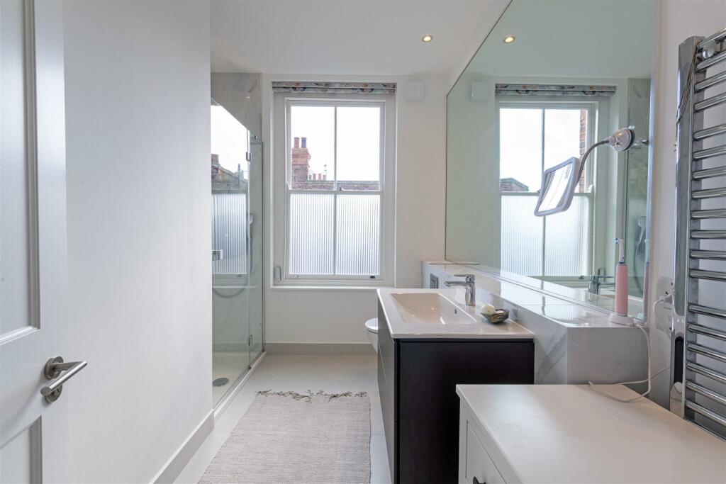 44 Riverview Gdns Bath 2.jpg