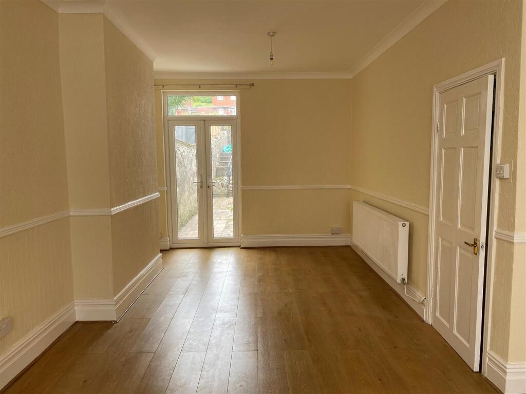 147 Gladstone Road - living room rear.jpg