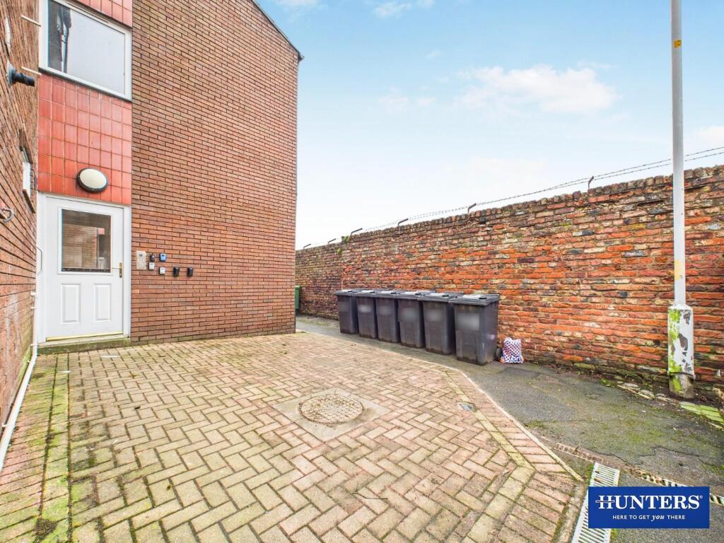 External - Communal Yard/Entrance