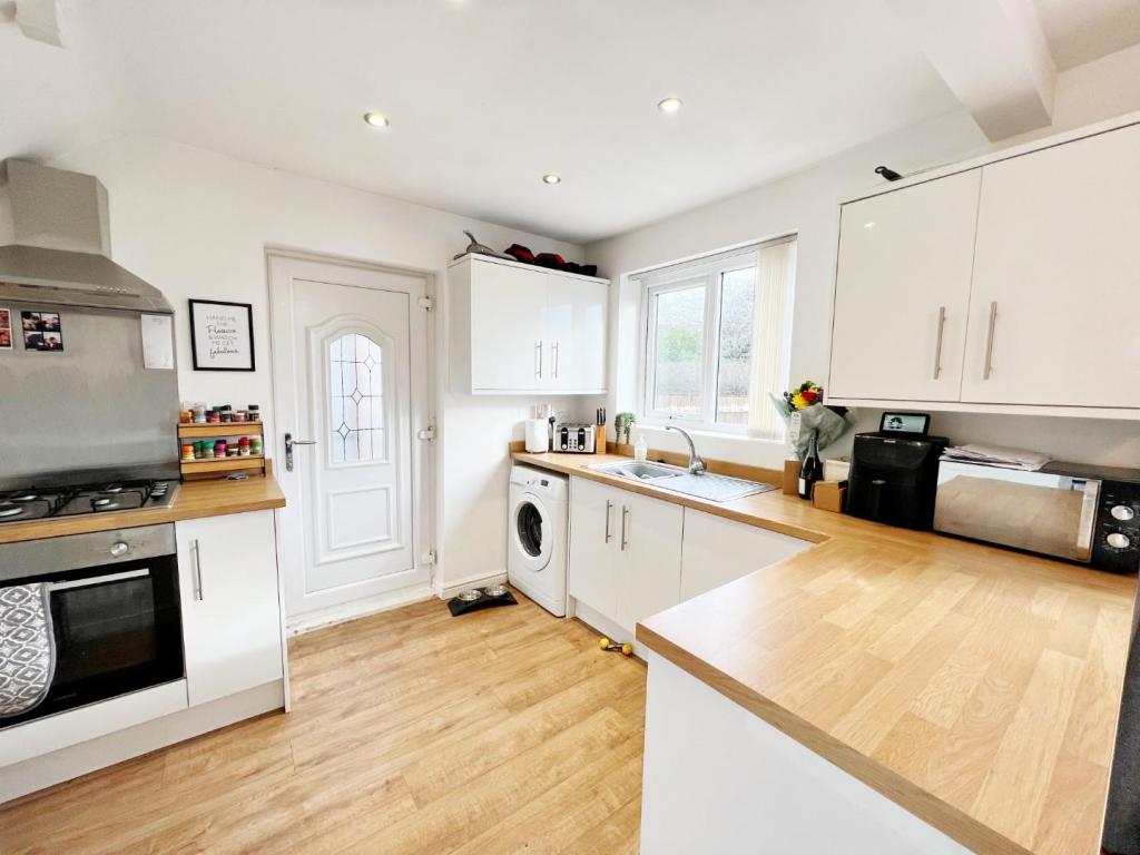 Kitchen pic 1.jpg