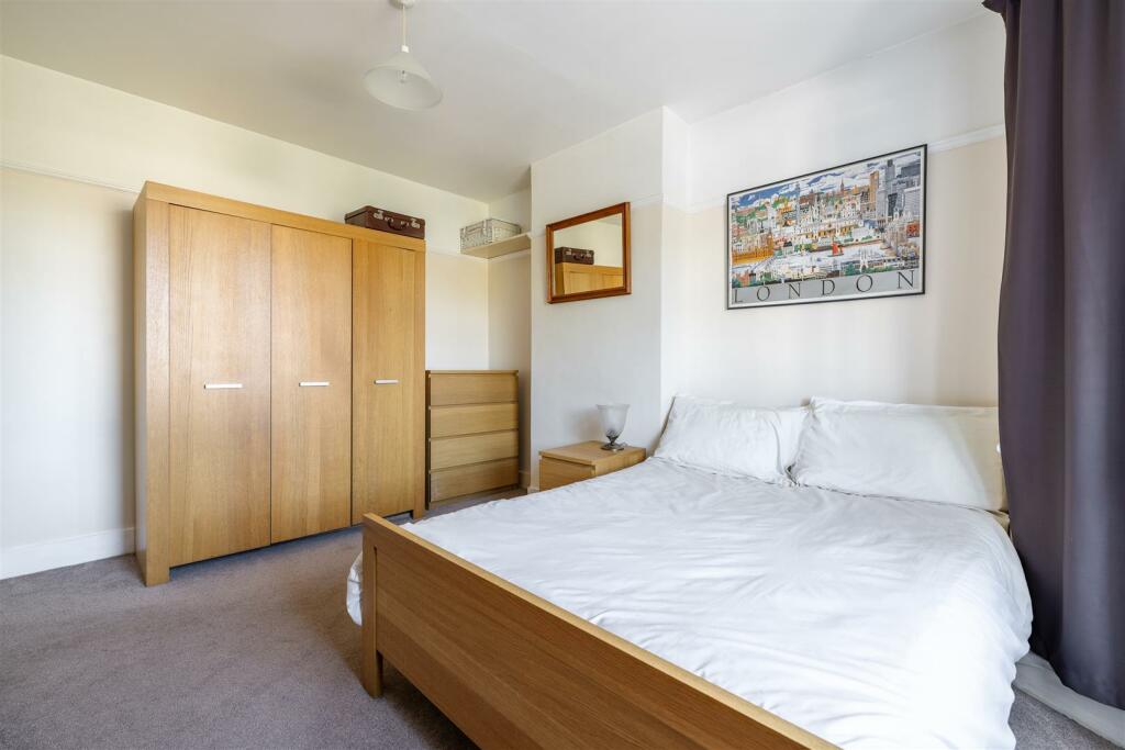 Richmond Crescent, E4