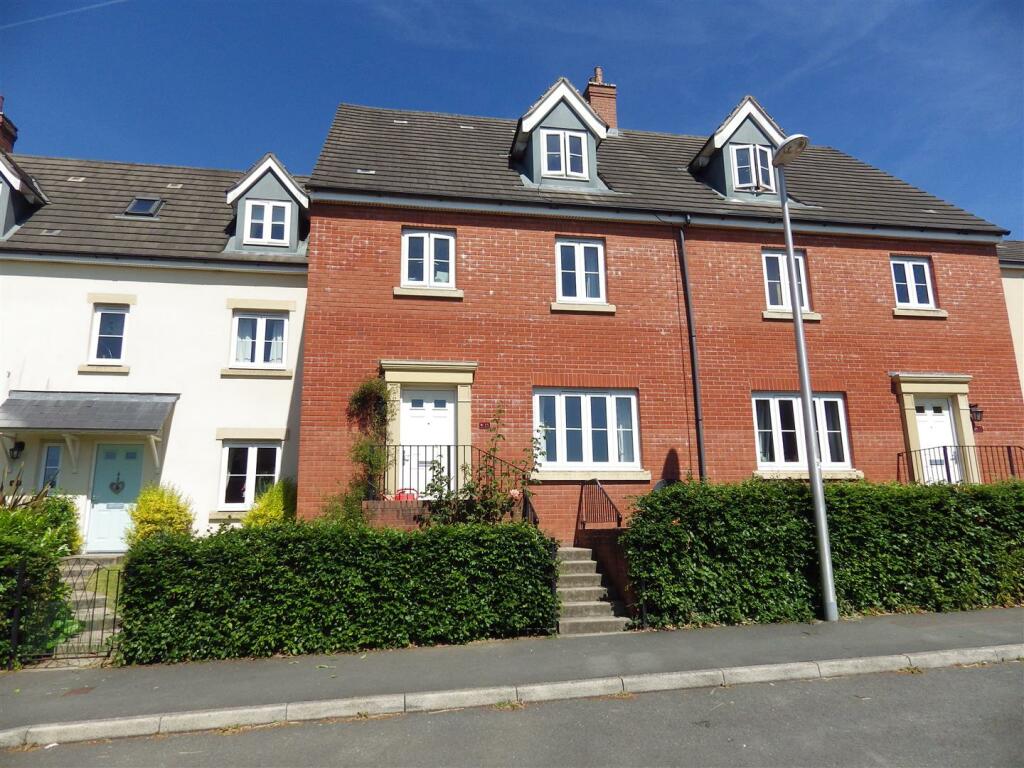 4 bedroom Semi-Detached House for rent