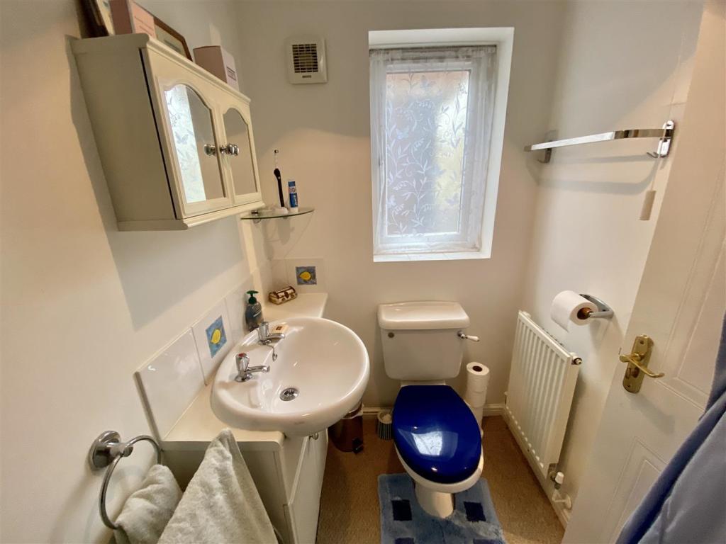 EN-SUITE SHOWER ROOM