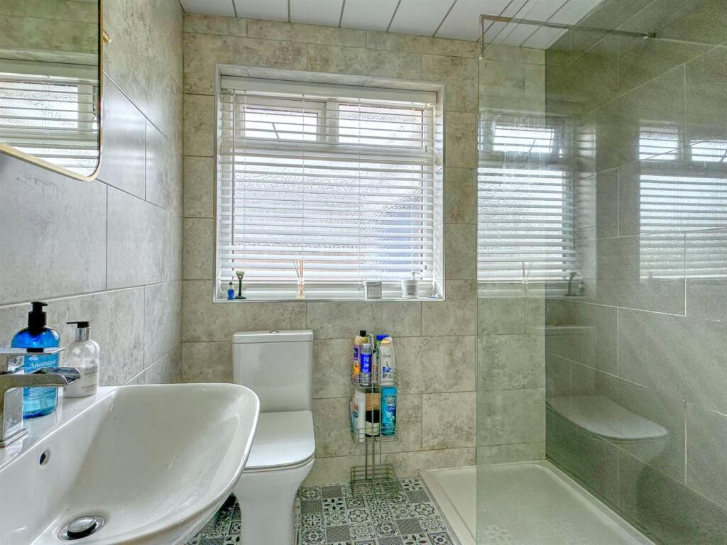 SHOWER ROOM/WC