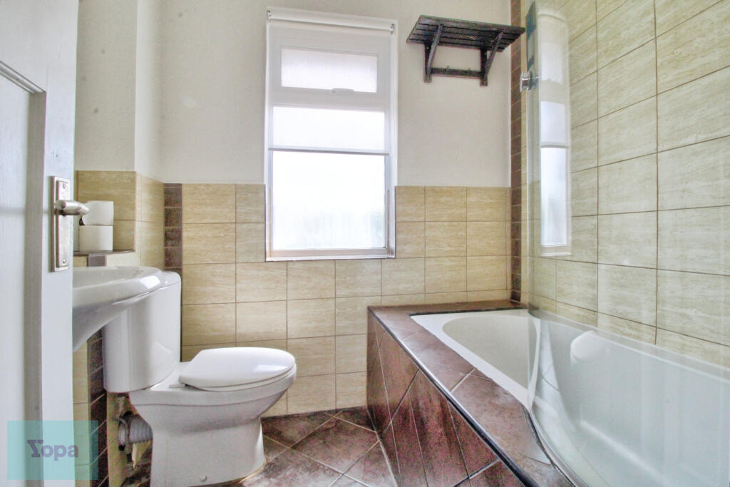 27f8cd98-Bathroom