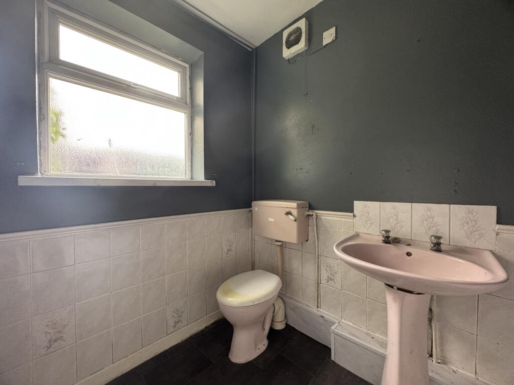 Flat 1 Bath-WC.JPG