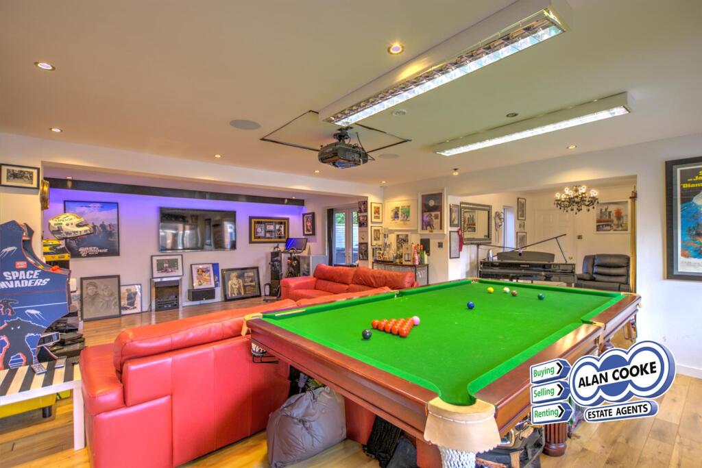 SPACIOUS FAMILY ROOM