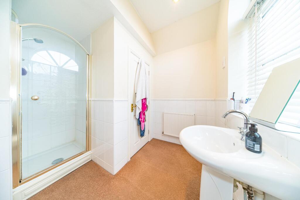 7 Beech meadows new en suite.jpg