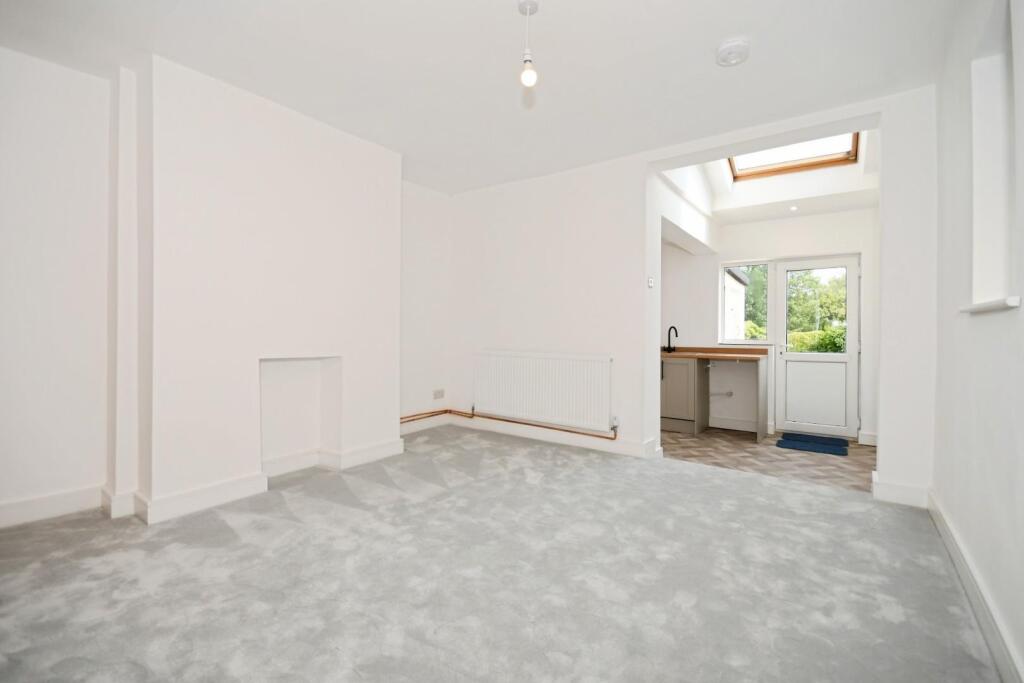 DINING ROOM 02.jpg