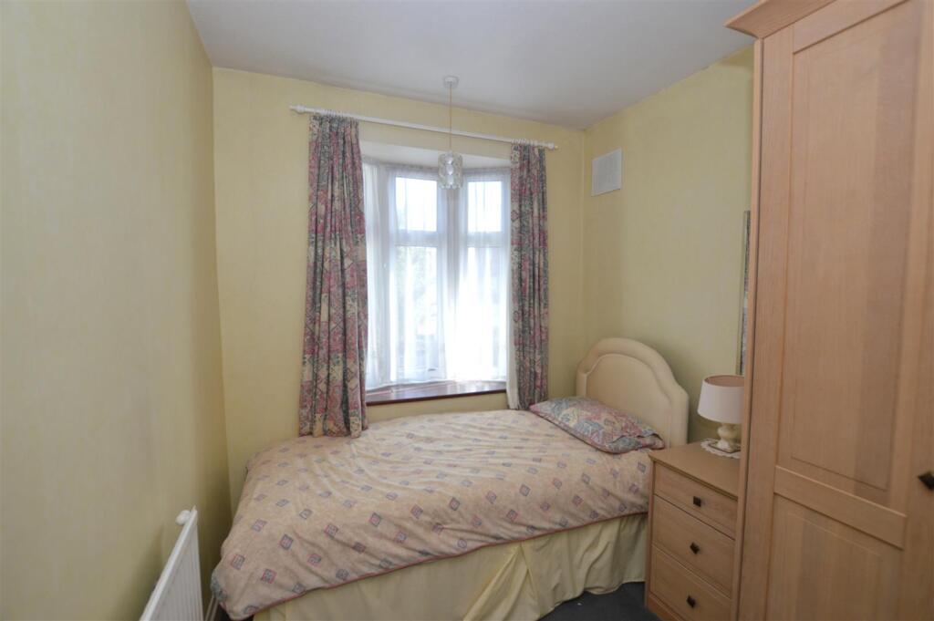 98 Ryecroft Avenue bed 3.JPG