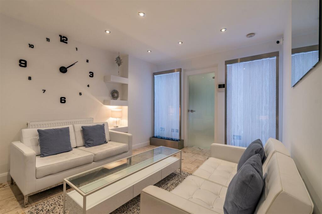 8526847-interior43.jpg