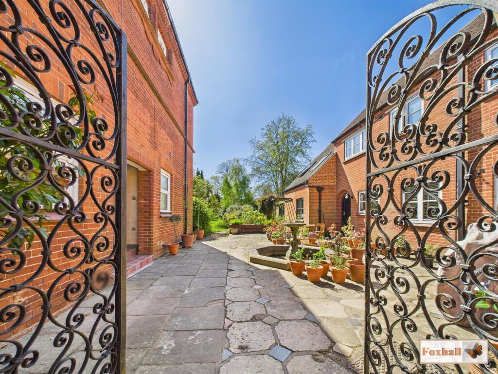 Front Communal Garden / Driveway