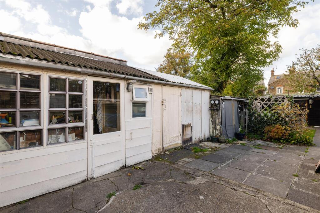 Chelmsford Road, E18