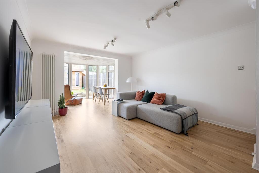 Greenstone Mews, E11