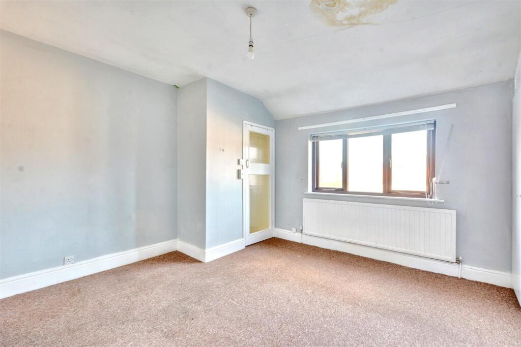 Bedroom 1_2.jpeg