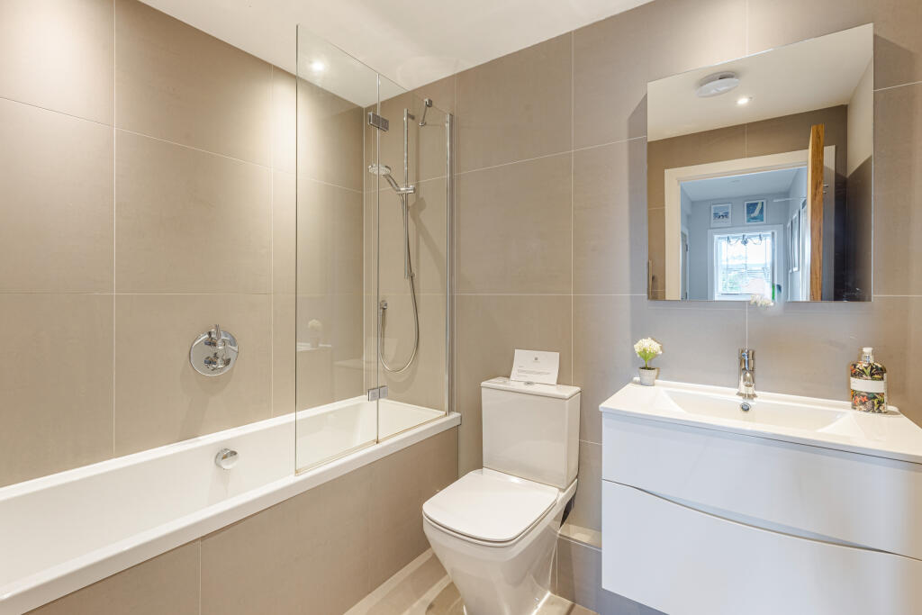 18 Bathroom 4 The Manor House, Hillfield - 250912