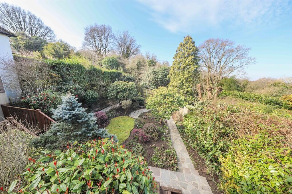 27 Hillside Cresc...