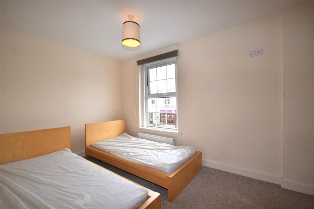 Bedroom 2.JPG