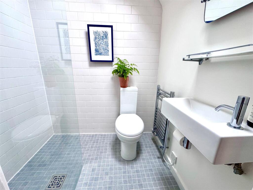Ensuite photo (v).jpg