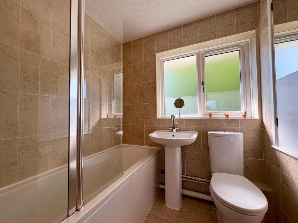 30 St Asaph fam bathroom.jpg