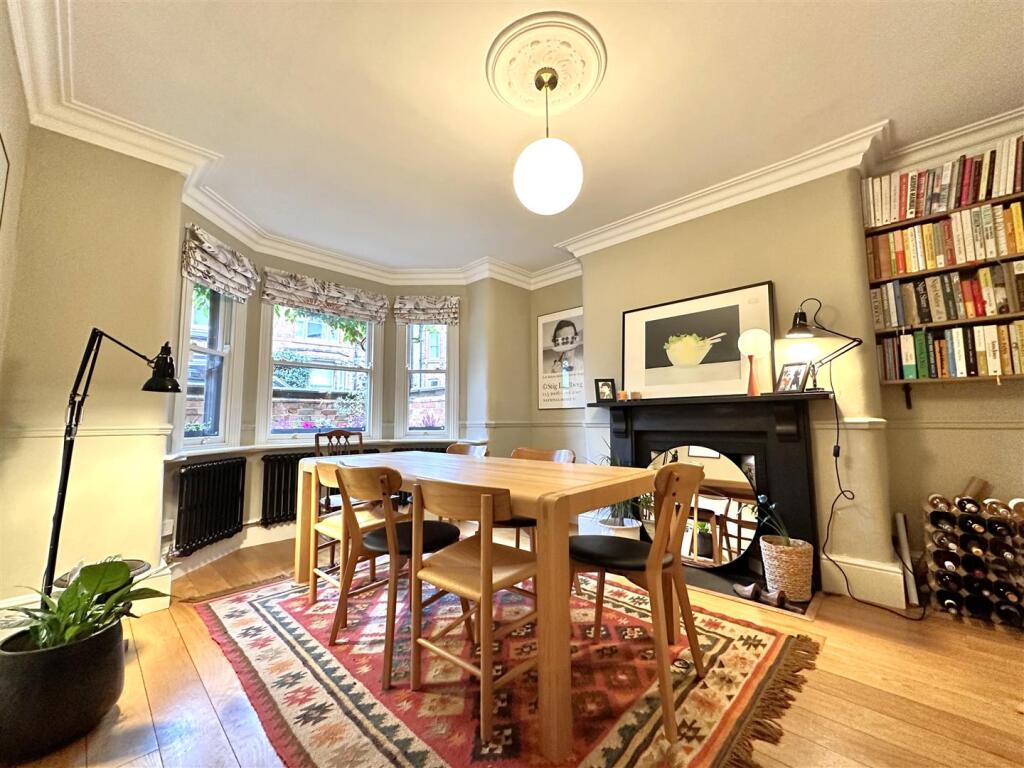 Bay-Fronted Dining Room 521