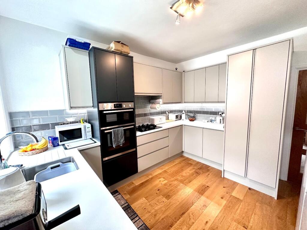 MODERN KITTED KITCHEN