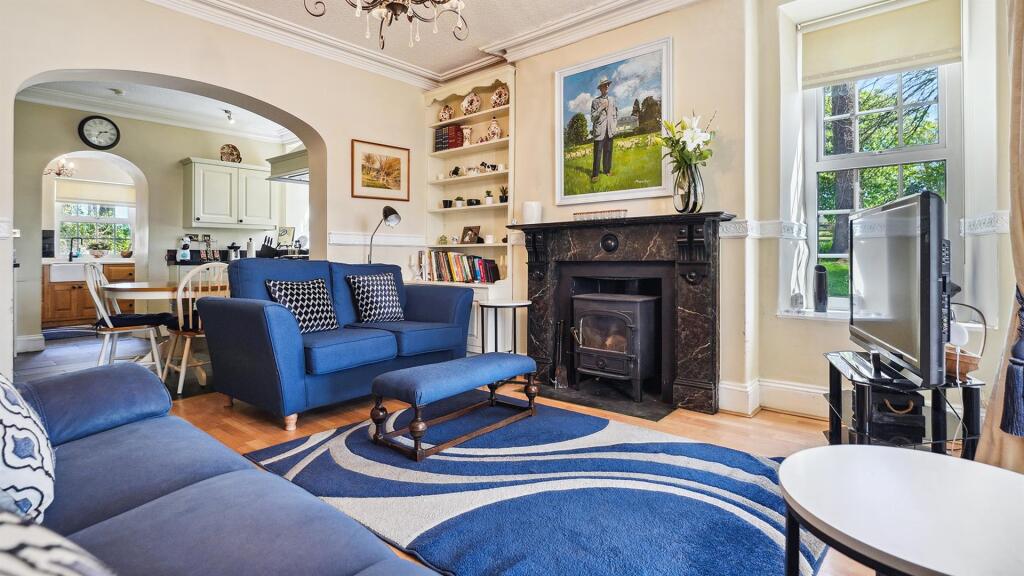 KITCHEN/DINING ROOM: