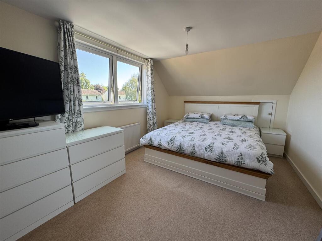 BEDROOM 1.JPG