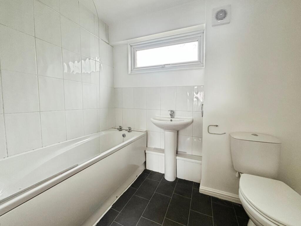 pbox-bathroom-323128.jpg