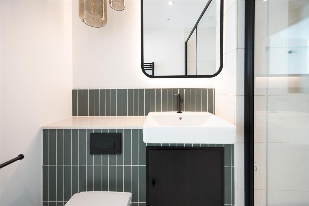 En-suite shower room.jpg
