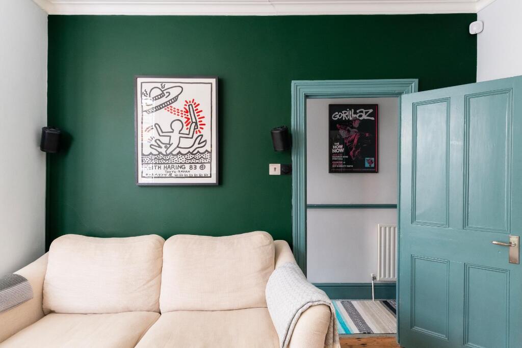 0B6ALH - Living Room C.jpg