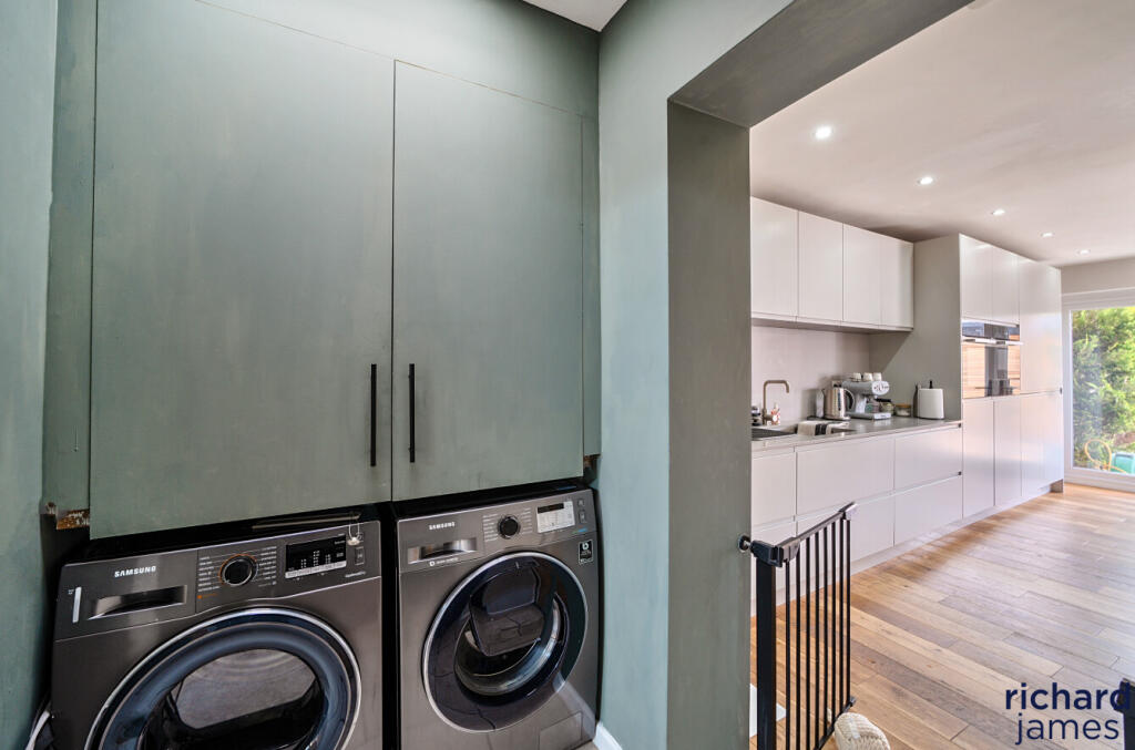 ee799cf647a64b0098b9939934b5f8e2