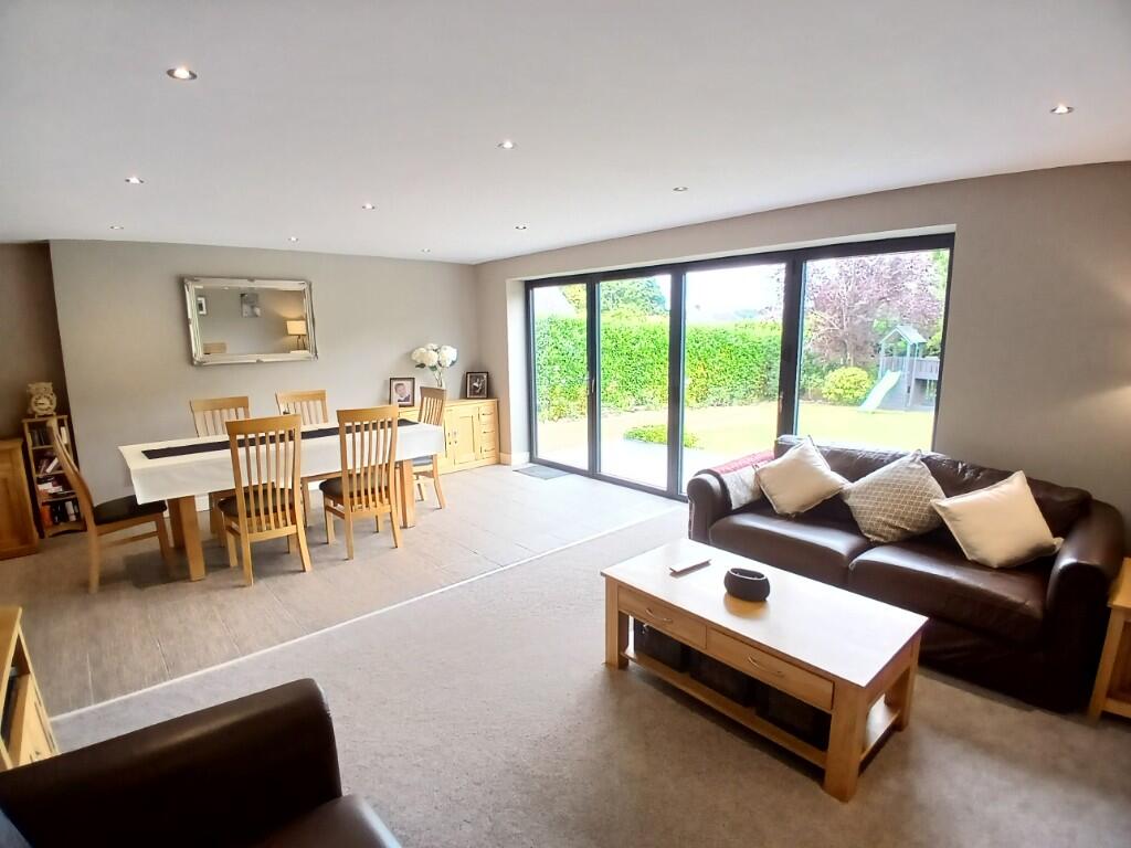 DINING ROOM/LOUNGE