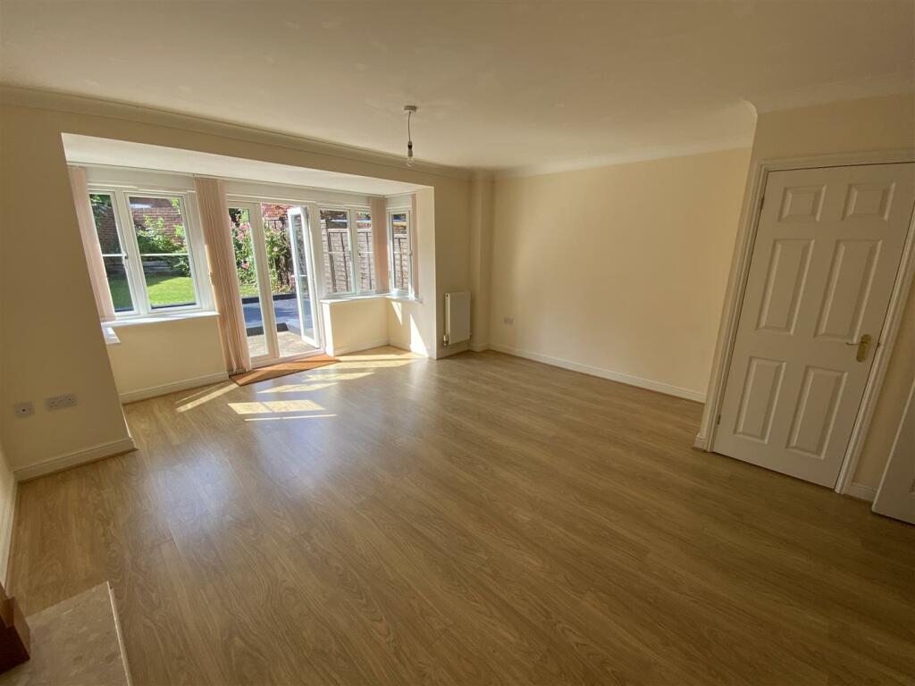 LIVING/DINING ROOM
