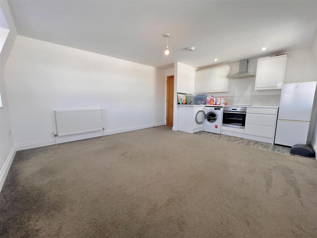 Lounge and kitchen1.jpeg