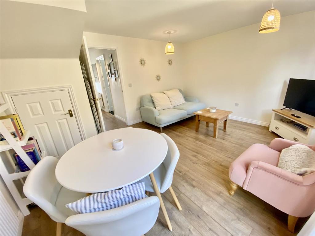 LIVING/DINING ROOM