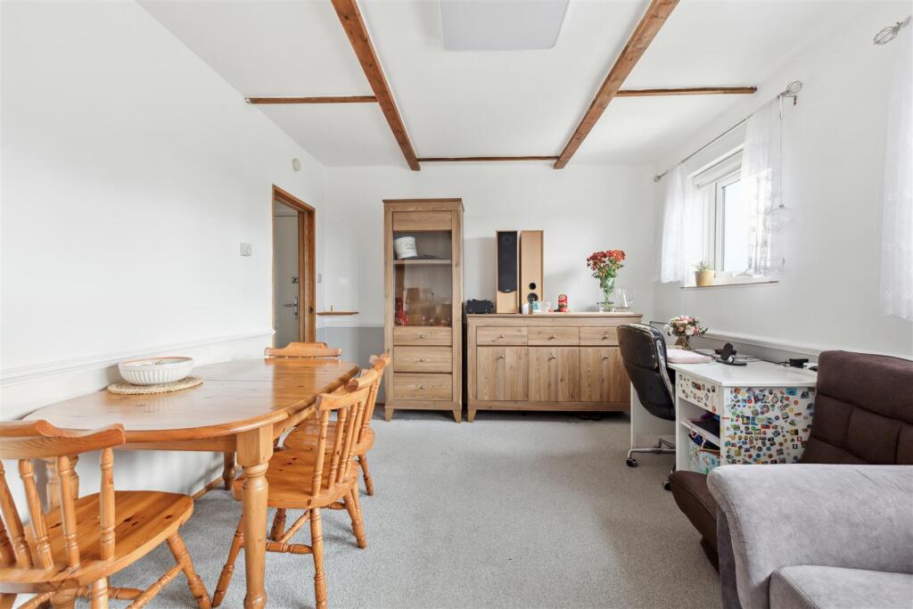 36 Balmoral Dr, Borehamwood WD6 2RD_006.jpg