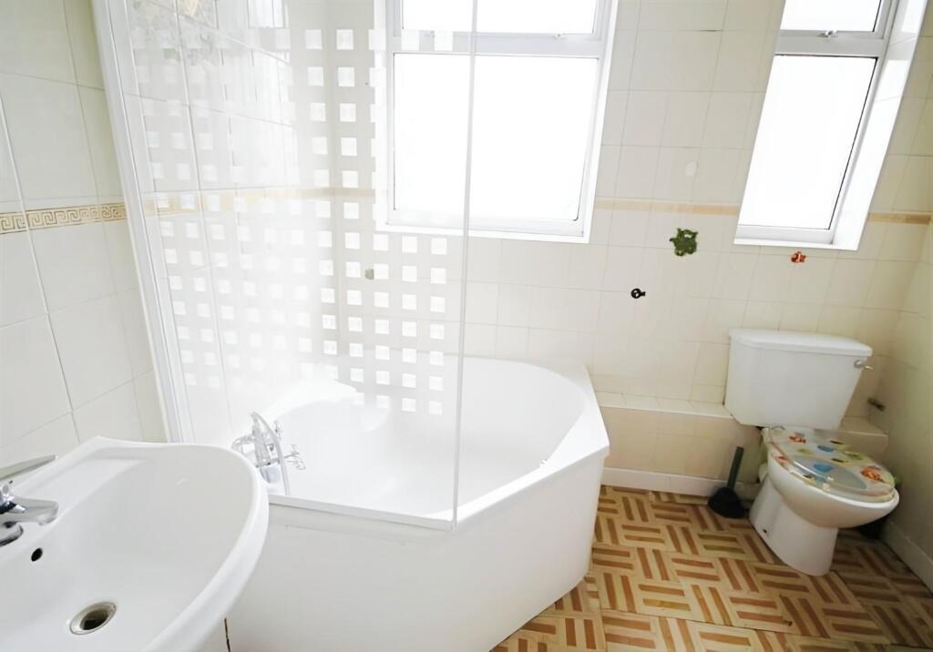 e6167817-Bathroom.jpg