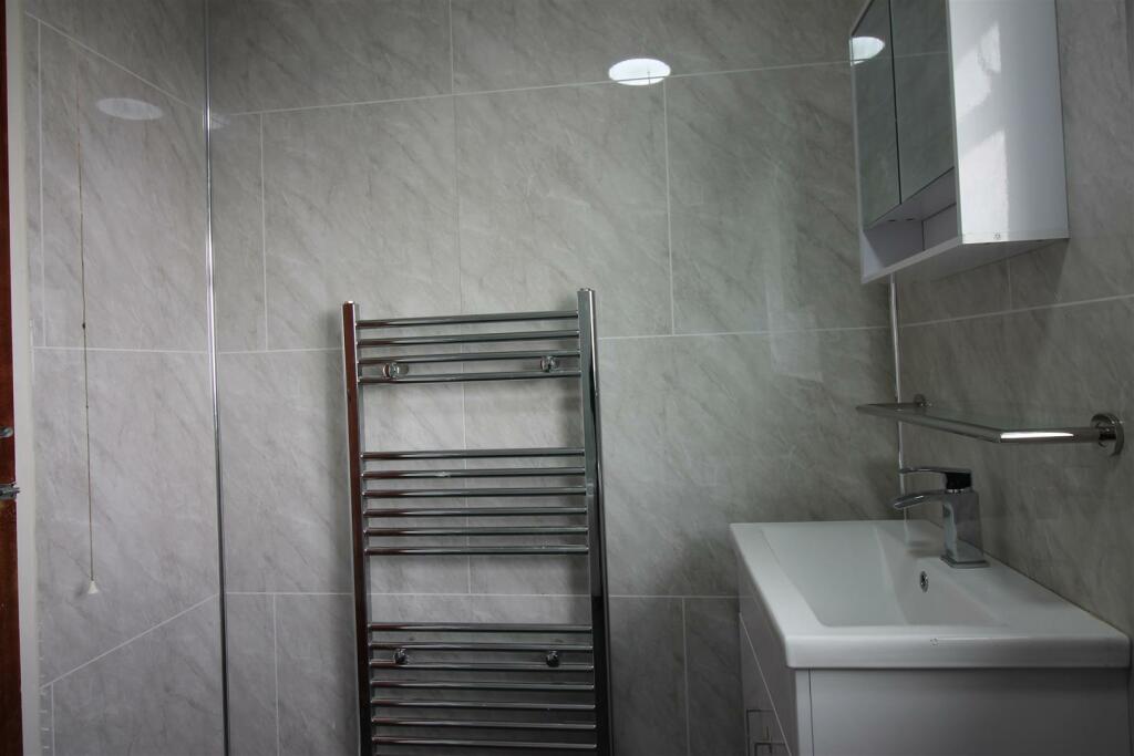 12EM- Bathroom 2.1.JPG