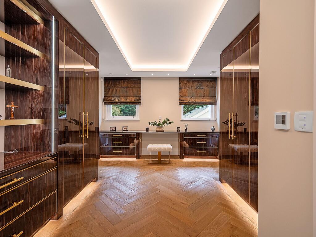 Walk-In-Wardrobe